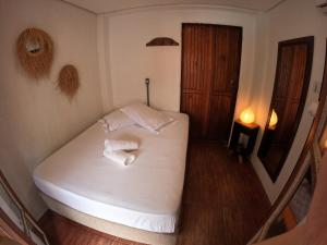 瓜尔达恩巴Morada da Xica的卧室配有白色床和毛巾