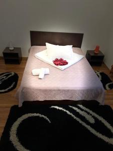 瓦特拉多尔内Casa Lupascu的一间卧室配有一张床,上面有两条毛巾
