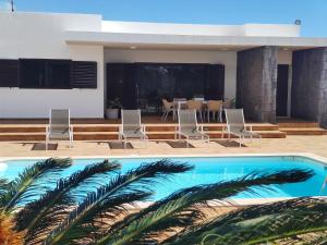 蒂亚斯Casa Airalba的两张游泳池和房子的照片