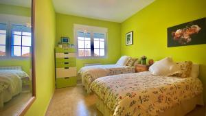BargasPuy du Fou alojamiento de Julieta的一间卧室设有两张床,拥有黄色的墙壁