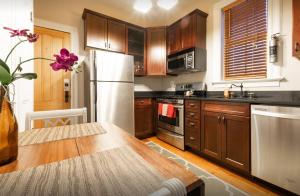 纽约Amazing 3 Bedroom Apartment的厨房配有木制橱柜和白色冰箱。