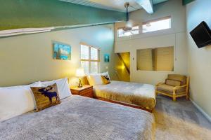 斯德特莱恩Stagecoach Ski Condo的一间卧室配有两张床和椅子
