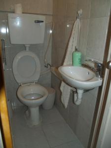 阿拉德Zimmer Arad Dead Sea, Big and Confortabוl Apartment, logic cost - במחיר שפוי的一间带卫生间和水槽的浴室
