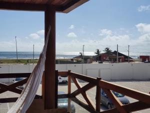 路易斯科雷亚Vila Atlântida 207B的一个带吊床的门廊,享有海滩美景