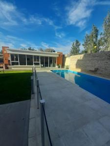 圣胡安Consorcio San Ignacio的一座房子,旁边设有游泳池