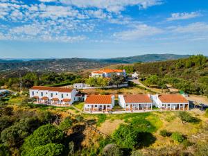 Santa Ana la Real坎普勒约洛斯贝内洛斯酒店的山丘上房屋的空中景致