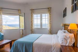 Santa Ana la Real坎普勒约洛斯贝内洛斯酒店的一间卧室设有一张床和一个大窗户