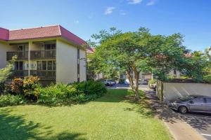 科纳Airy Kailua-Kona Condo Less Than 1 Mi to Beach and Town的车屋前的院子