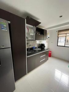 贝约Amplio apartamento en Niquia的厨房配有水槽和冰箱