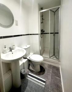 斯坦维尔Majestic Homes Heathrow - FREE PARKING的浴室配有卫生间、盥洗盆和淋浴。