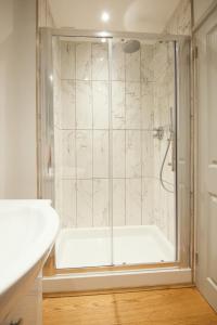 达特茅斯Harbour Living的设有带白色浴缸的淋浴的浴室