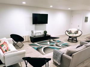 CamanoSunrise Paradise的客厅配有白色家具和平面电视