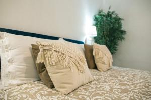 多尔切阿夸Casa Eva的一间卧室配有带枕头和植物的床