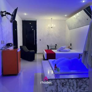 卡鲁阿鲁Rhodes Hotel Caruaru的酒店客房带两张床和一间浴室