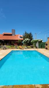 考卡亚Vila icarai的一座大蓝色游泳池,位于房子前