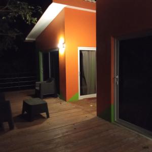 GuantequeCabañas LuMa的一间拥有橙色墙壁、椅子和桌子的房间