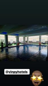 乌约Vinpy hotels的建筑物中游泳池的照片
