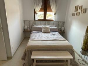 Muelas del PanKruna的一间卧室设有一张大床和窗户
