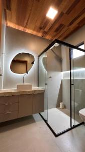 皮亚萨布苏Vila Piá的带淋浴、盥洗盆和镜子的浴室