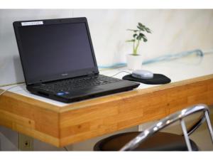 北上市Green Hotel Kitakami - Vacation STAY 09805v的一张坐在木桌边的笔记本电脑