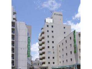 北上市Green Hotel Kitakami - Vacation STAY 09805v的一座高大的白色建筑,上面有钟