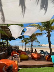 伊卡莱Pousada Casa Canto das Águas的棕榈树海滩上的一大堆枕头