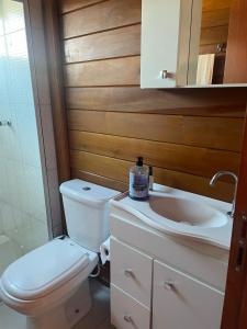 帕罗卡Residencial Coração do Mar的一间带卫生间和水槽的浴室