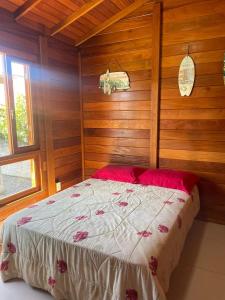 帕罗卡Residencial Coração do Mar的一间卧室配有红色枕头的床