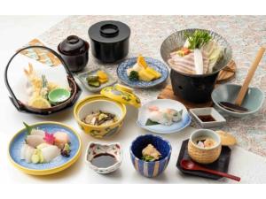 下关Kaikyo View SHIMONOSEKI - Vacation STAY 15380v的碗里放着盘子的桌子