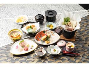 下关Kaikyo View SHIMONOSEKI - Vacation STAY 15380v的桌上的一组食物