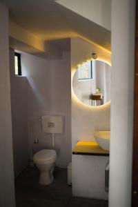 NavadwīpSoultoSoul Guesthouse的一间带水槽、卫生间和镜子的浴室
