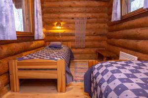 库萨莫Iltarusko的小木屋内一间卧室,配有两张床