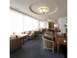 ZentsujiZentsuji Grand Hotel - Vacation STAY 16635v的一间带桌椅的用餐室和一间带