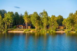 库萨莫Iltarusko的湖畔房子