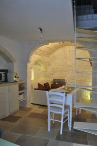 奥斯图尼30 Metri Quadri的厨房以及带桌椅的用餐室。