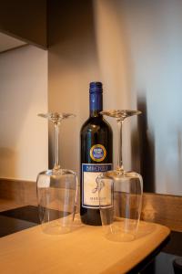 贝尔法斯特Central Haven的桌子上放有一瓶葡萄酒和两杯酒
