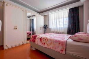 伊斯坦布尔Bakirkoyde essiz harika konumda的一间卧室设有一张大床和一个窗户。