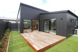 因弗卡吉尔Urban Cube的庭院里带木甲板的黑色房子