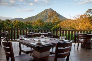 福尔图纳Arenal Manoa Resort & Hot Springs的桌椅和山底