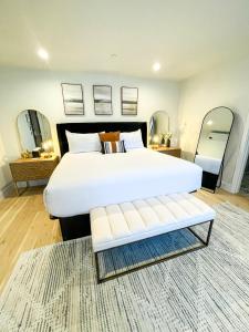 索尔万纽黑文宾馆的卧室配有白色大床和长凳
