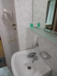 第比利斯Valiko的浴室设有白色水槽和镜子