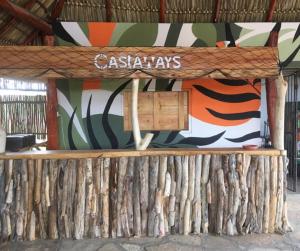 波波约Castaways Nicaragua的一座有五颜六色墙壁的建筑上的标志