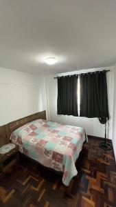 蓬塔格罗萨Ap Central c/ Garagem的一间小卧室,配有床和窗户
