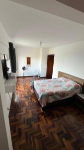 蓬塔格罗萨Ap Central c/ Garagem的一间卧室配有一张床和一台平面电视