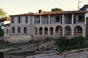 伦索伊斯Serra Grisante Pousada Bed and Breakfast的河边的老房子