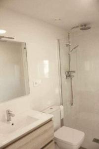 罗萨斯OD'A Apartaments的浴室配有卫生间、盥洗盆和淋浴。