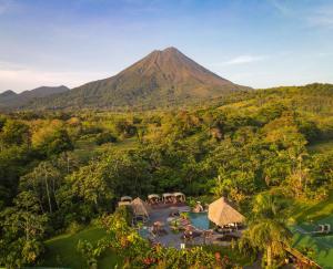 福尔图纳Arenal Manoa Resort & Hot Springs的享有度假胜地的空中景致,以山脉为背景