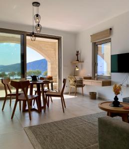 帕琉乔拉Christos Place-Paleochora的客厅配有桌椅和电视。
