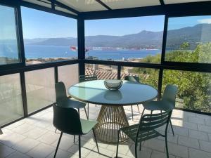 普罗普里亚诺Charmante petite maison magnifique vue mer的海景客房内的桌椅