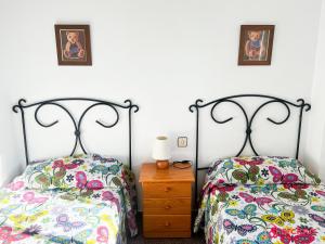 奥罗佩萨德尔马Brisas del Mar Mediterráneo的卧室内两张并排的床